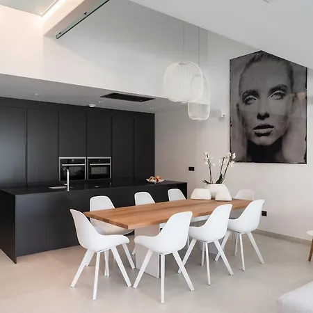 펜션 Luxury 5 Bedroom Town-House, The Island, Estepona
