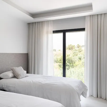 Luxury 5 Bedroom Town-House, The Island, Estepona 펜션