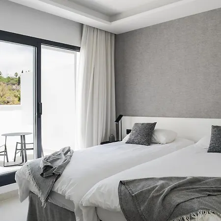 Luxury 5 Bedroom Town-House, The Island, Estepona * 에스테포나
